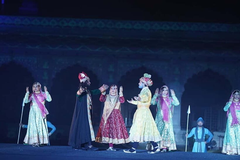 Delhi: Red Fort 2 Hour Light & Sound Show with Private Guide - Should you book the Red Fort light-and-sound show with a private guide?