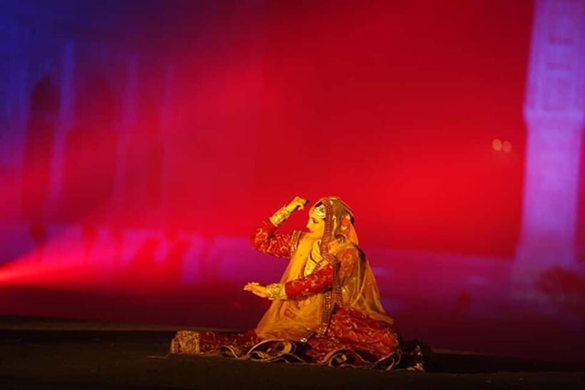 Delhi: Red Fort Light and Sound Show Guided Tour - Meeting your guide in English: what you should listen for