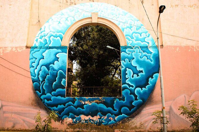 Delhi Street Art Tour - Moving like a local: metro, rickshaw hops, and why it feels better than a bus