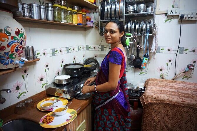 Dharavi Tour and Family Lunch - The family vegetarian lunch: food, conversation, and dignity