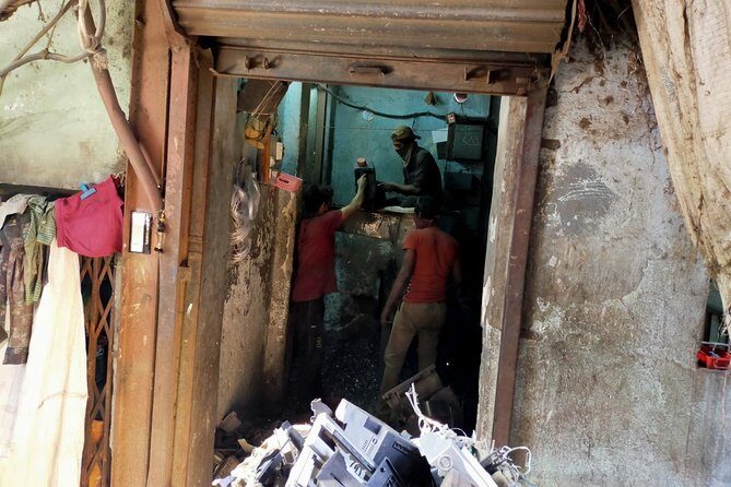 Dhobi Ghat (Open Air Laundry) with Dharavi Slum Guided Tour - Dhobi Ghat: Watching an 1890 laundromat work in the open