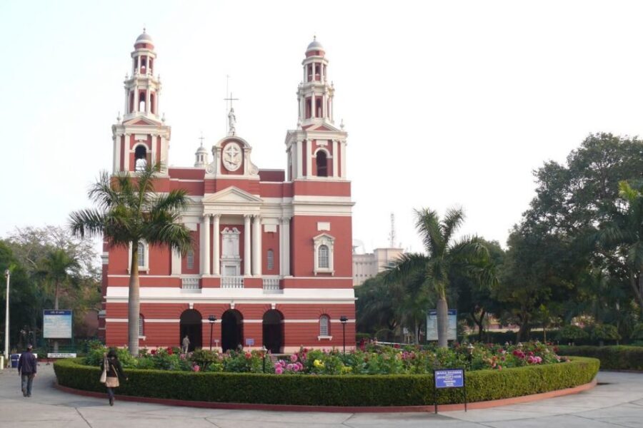 Divine Delhi: Explore Indian Faiths on a Cultural Tour - Sri Digambar Jain Lal Mandir: birds, temples, and the Chandni Chowk corridor