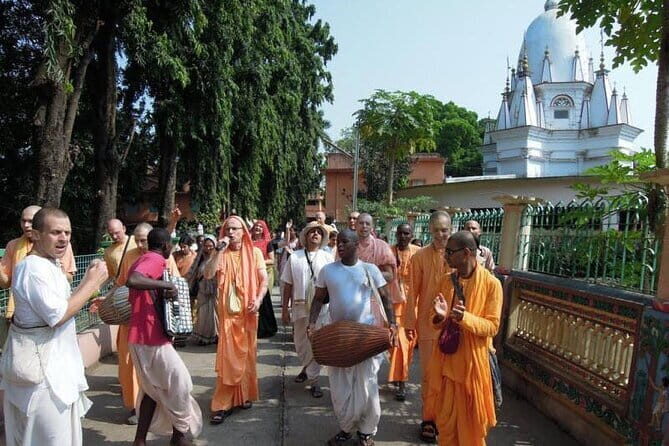Divine Mayapur: Temples & Teachings Day Trip From Kolkata - Lunch in Mayapur: Bengali vegetarian fuel for the rest of the day