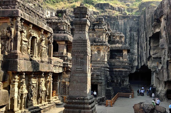 Ellora Caves Guided Day Tour with Other Attractions - The 8:00 am start: pickup, drive time, and first handoffs