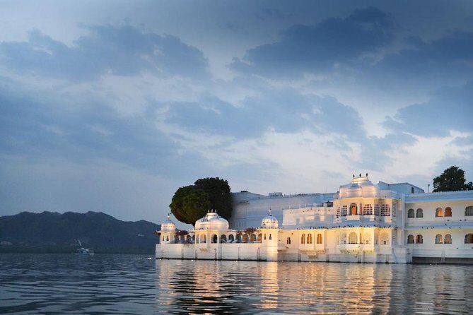 Exclusive 1-day Udaipur Tour with High End SUV Car. - First stop: Udaipur sightseeing that stays organized