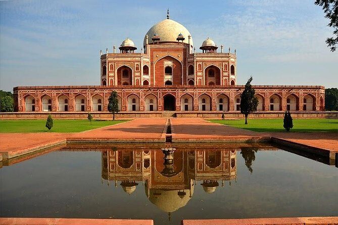 Exclusive New Delhi City Tour - Qutub Minar: a 73 m tower with a fast backstory