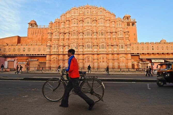 Exclusive North India with Varanasi (Delhi-Jaipur-Agra-Orcha-Kamasutra Temple) - How this North India loop really runs day to day