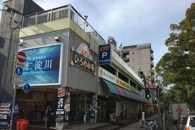 Experience the energy of Kochi: Sunday Market Tour includes Kochi Castle - Price and logistics: what $111 buys you in real terms