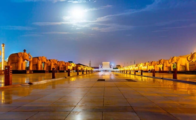 Exploring Lucknow in Nightlights: Guided Tour by Foot - Starting at Bada Imambada: the best opening shot is outside