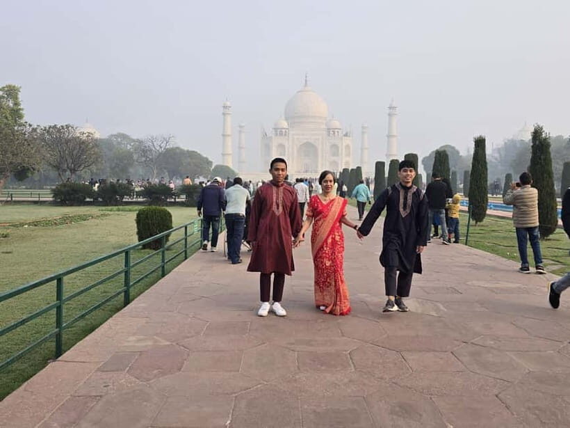 From Agra: Taj Mahal Guided Tour With Professional Photos - Two ways to start: sari/robes setup or go straight to the gate
