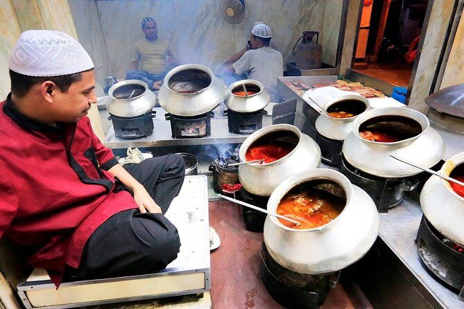 From Chaats to Chandni Chowk: A Gourmet Journey - Jama Masjid: a major landmark with a practical payoff