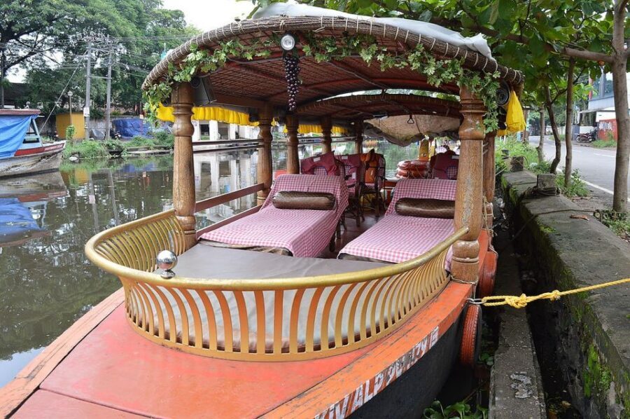 From Cochin Port: Backwater Cruise and Chinese Nets - Guides and comfort details that affect real enjoyment