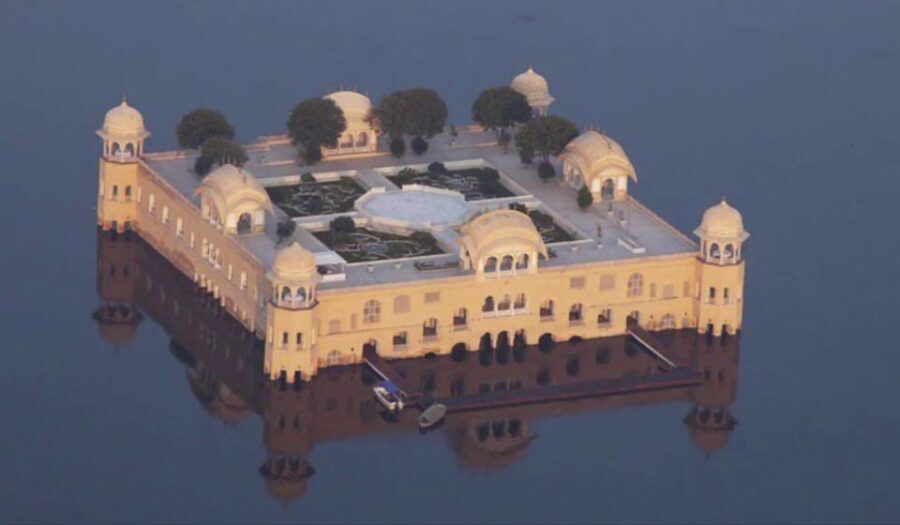 From Delhi: 2-Day Jaipur Private Guided Tour - Day 2 at Amber Fort: the lake-view perspective that hits
