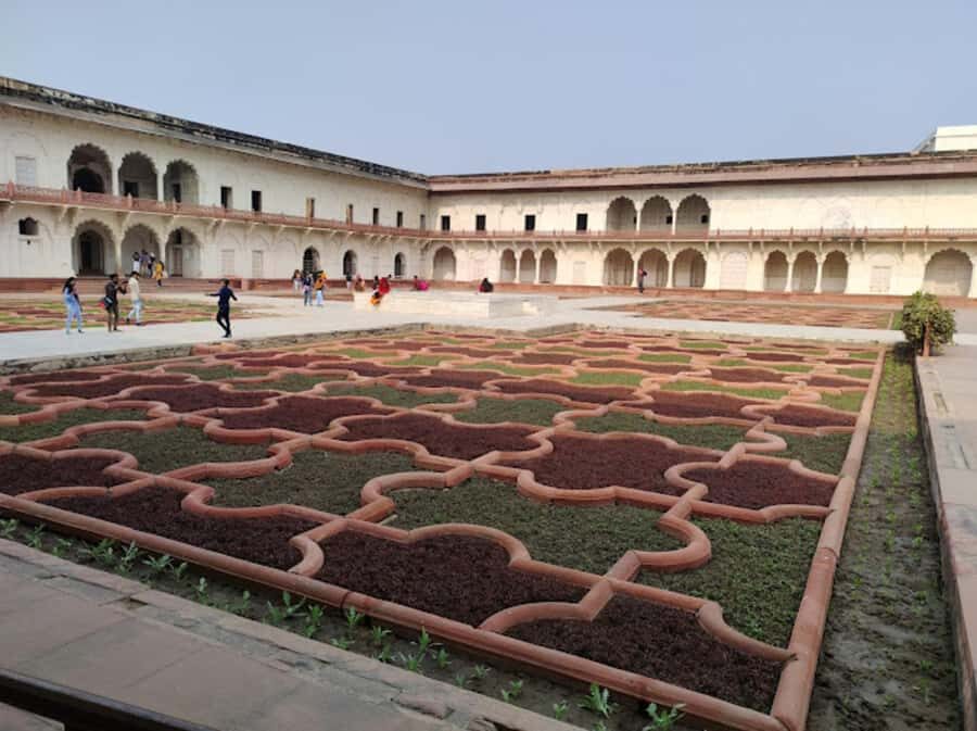 From Delhi: Agra Private Tour with Fast Entry to Taj mahal - Exploring the Taj Mahal: more than the postcard view