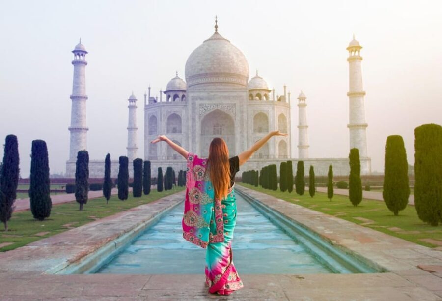 From Delhi/Agra: Taj Mahal Tour with Rental Saree Experience - Photo time without the costume chaos