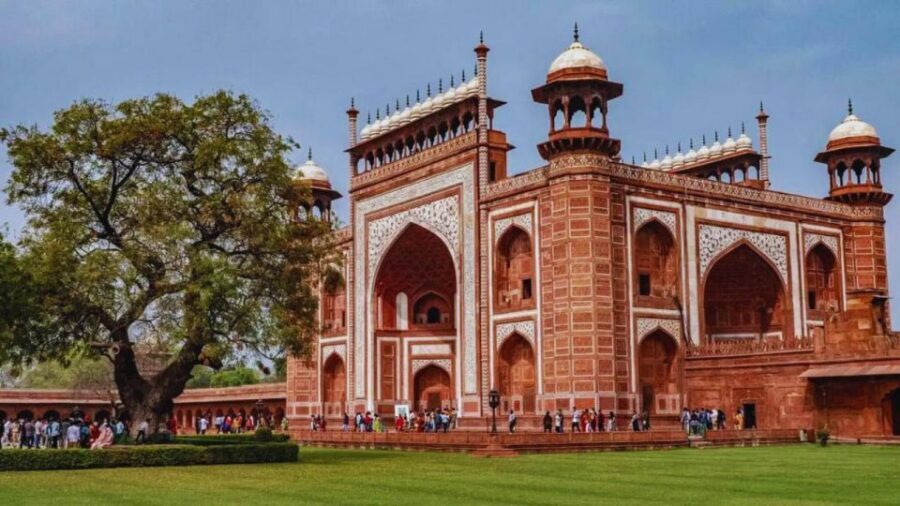 From Delhi: Old and New Delhi Sightseeing Tour with Guide - India Gate and Parliament Photos: Quick Hits in New Delhi