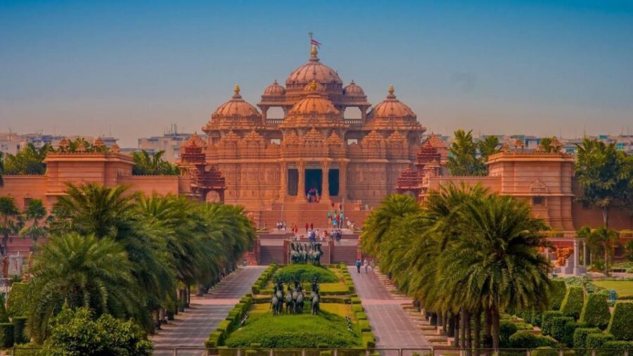 From Delhi: Old and New Delhi Sightseeing Tour with Guide - Lotus Temple and Akshardham: Faith Spaces With Different Visual Moods