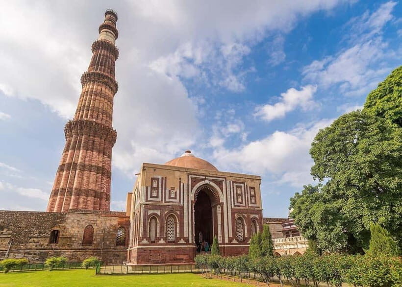 From Delhi: Private 5-Day Golden Triangle Tour Love Triangle - Day 1 in Delhi: Old Delhi rickshaws and New Delhi’s big monuments