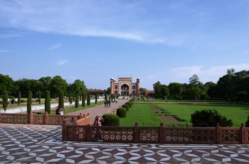 From Delhi: Private Taj Mahal Agra & Fatehpur Sikri Day Tour - Lunch at DoubleTree by Hilton Agra: comfort with a change of pace