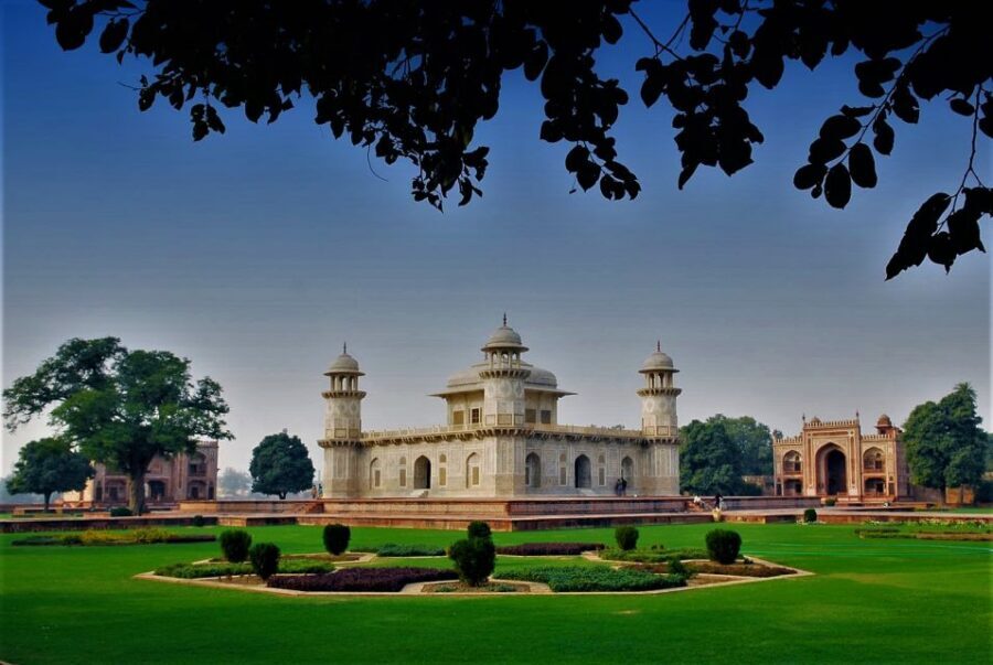 From Delhi: Taj Mahal & Agra City Tour By Gatiman Train - The guide factor: how personalities change the whole day