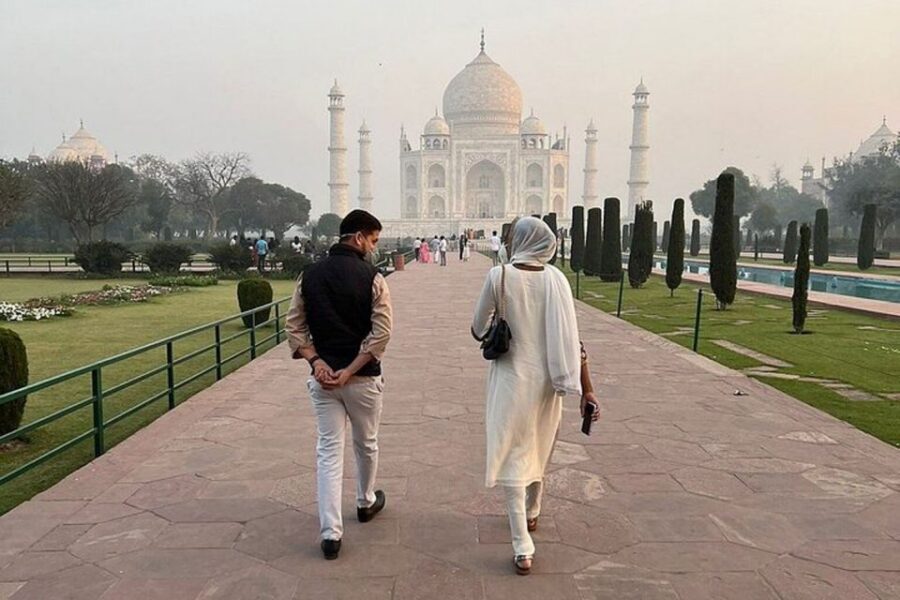 From Delhi: Taj Mahal & Agra Day Tour by Superfast Train - Entering the Taj Mahal: What Your Guide Helps You Notice