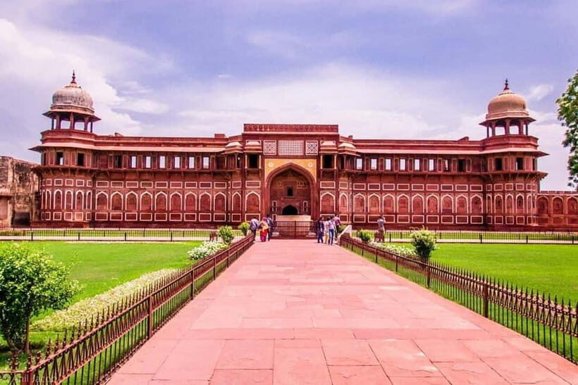 From Delhi: Taj Mahal & Agra Day Tour with Fatehpur Sikri - Agra Fort: more than a backdrop to the Taj