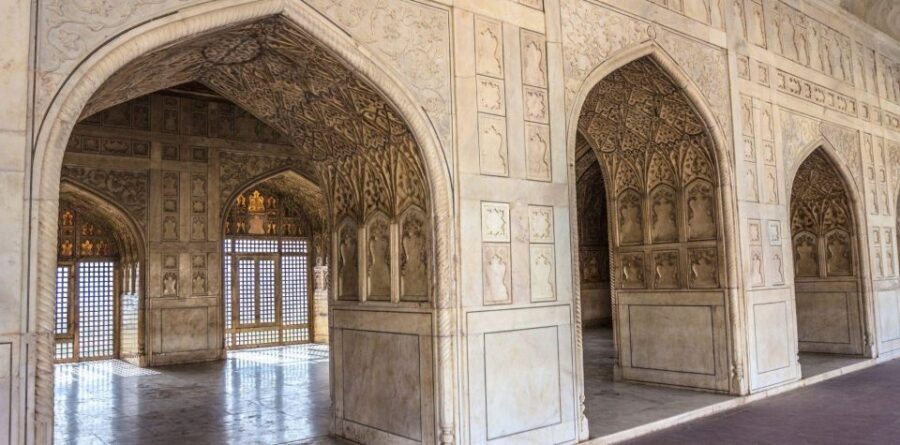 From Delhi: Taj Mahal & Agra Full Sameday Tour All Inclusive - Lunch at a multi-cuisine restaurant: refuel without derailing the schedule