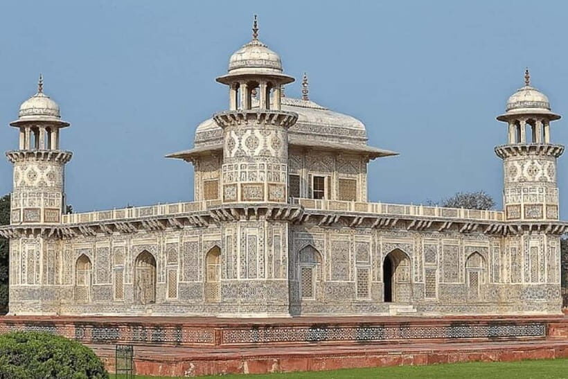 From Delhi: Taj Mahal & Agra With Fatehpur Sikri Day Tour - Fatehpur Sikri: The Abandoned Capital That Still Feels Busy