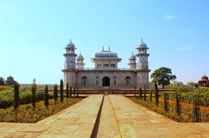 From Delhi Taj Mahal and Agra Fort Private Tour By India's fastest Train - Agra Fort vs. Taj: What You Can Expect From the Guide’s Flow