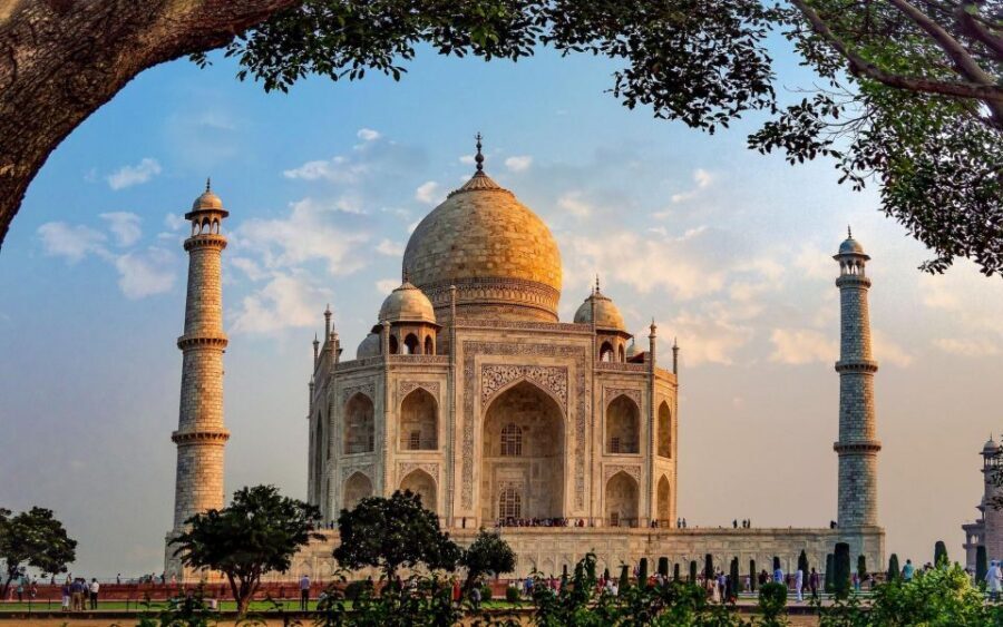 From Delhi:All Inclusive Taj Mahal Day Tour by Fastest Train - Taj Mahal With a Guide: How to Make Up to 3 Hours Count