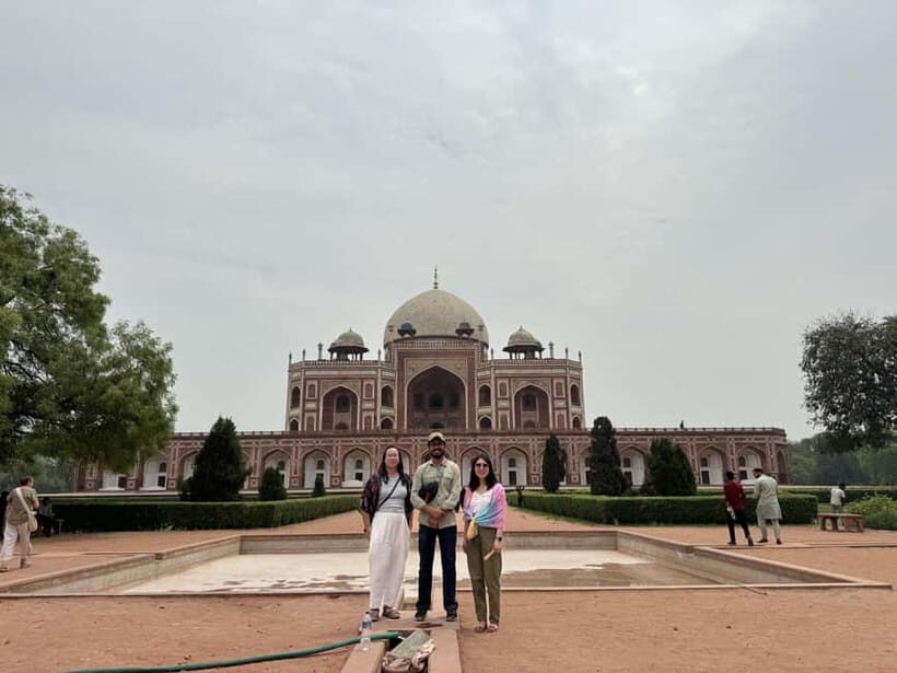From New Delhi Airport : Guided Layover Old & New Delhi Tour - Lunch break in New Delhi: plan for a paid meal, not a free one
