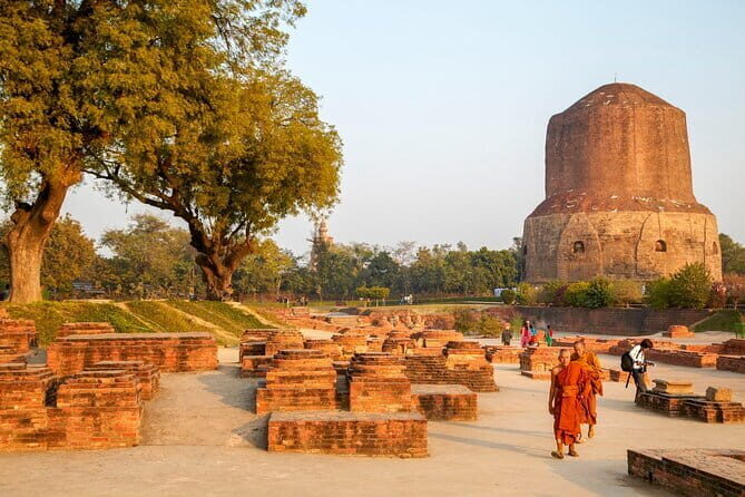 From Varansi: Day Tour to Sarnath with Boating and Ganga Aarti - Stop 3: Ganga Aarti, watching fire offerings at the ghats