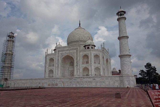Full Day Taj Mahal And Agra city tour From Bangalore Via Delhi. - Entering the Taj Mahal with a guide (and not just sightseeing)