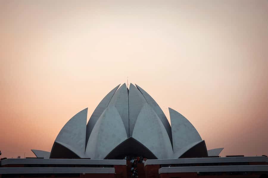 Full Day Tour of Old & New Delhi with India Iconic Red fort - Akshardham and Gurudwara Bangla Sahib: Faith and Craft in Plain Sight