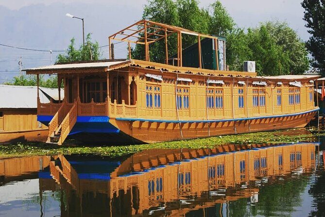 Group Kashmir Deluxe Tour & Tailored Ex Srinagar - Day 6 departure from Srinagar: easy airport transfer