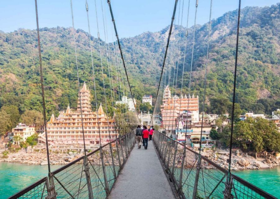 Guided Ashram Walk Tour in Rishikesh with a local - Walking through Rishikesh streets: markets, food stalls, and local artisans