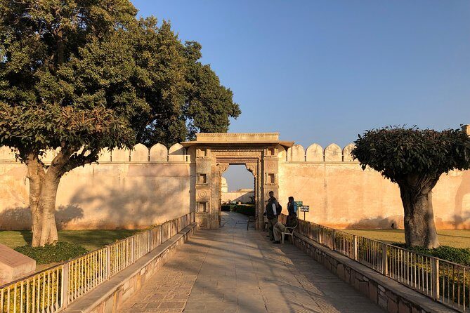 Guided Chittorgarh Fort Day Tour from Udaipur With Lunch - Padmini Palace: the water setting that fuels the legend