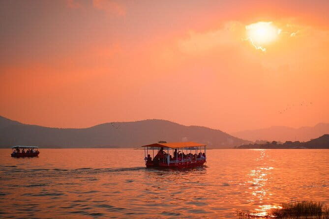 Guided Ghat Walk Experience with Boat Ride in Udaipur with a local - Key things to know before you go