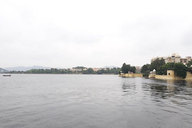 Guided Ghat Walk Experience with Boat Ride in Udaipur with a local - Timing, group size, and practical planning so you’re not scrambling