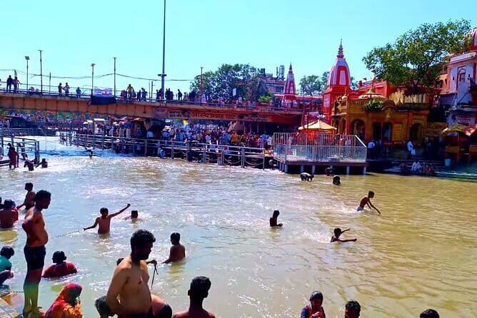 Guided Haridwar Walk with Ghats & Evening Ganga Aarti - Kushavarta Ghat: the warm-up before Har Ki Pauri