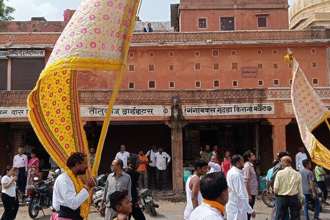 Guided Morning E-Rickshaw Ride with Food Tasting at Jaipur - Govind Devji Temple: aarti first, then laughter in the garden