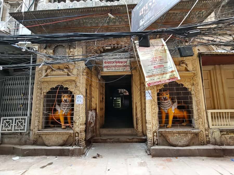 Guided Walking Tour of Ghats and Galis of Varanasi - Godowlia Bansphatak Market: Where the Tour Finds Its Rhythm