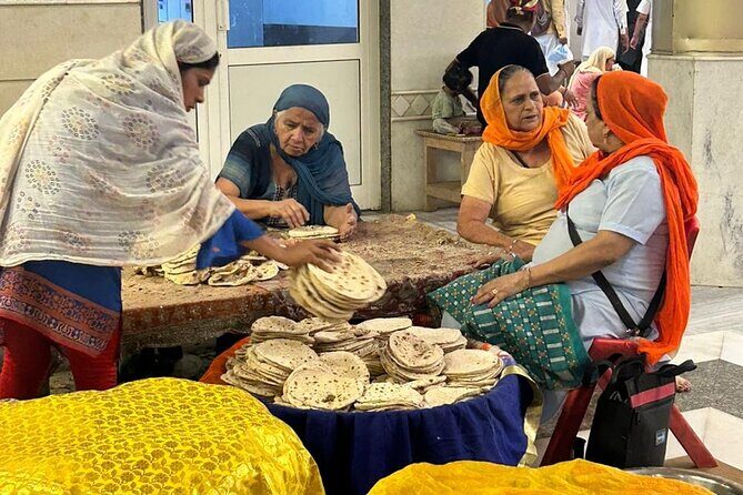 Half Day Cultural and Foodie Old Delhi Tour - Gurudwara Sis Ganj Sahib: Seeing Sikh hospitality up close