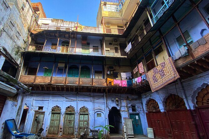 Half-Day Premium Classic Old Delhi Cycling Tour - Unity in Diversity - Stop 1: Pasar Chandni Chowk and the half-moon market idea