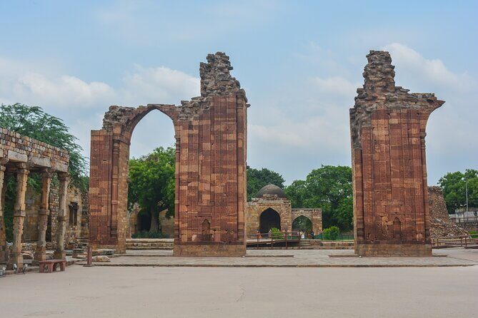 Half-Day Tour Of Qutb Minar, Humayun Tomb and Agrasen Ki Baoli - Qutb Minar: 73 Meters of Brick, Carving, and Context