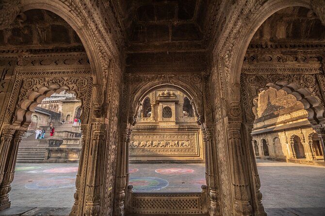 Heritage and History: Maheshwar Day Tour from Indore - Lunch around 1:00 PM: refuel before the cruise