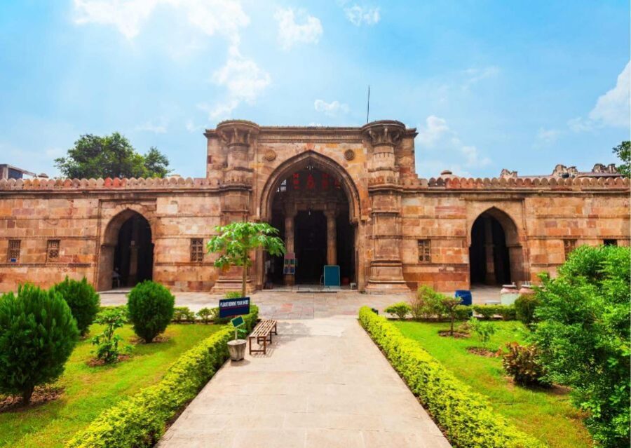 Heritage & Cultural Walk of Ahmedabad (2 Hours Tour) - Your guide: English + Hindi storytelling that keeps it moving