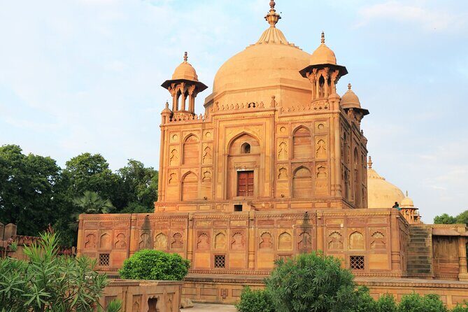Heritage & Cultural Walk of Lucknow (2 Hours Guided Walking Tour) - What you’ll actually see on the old-town streets