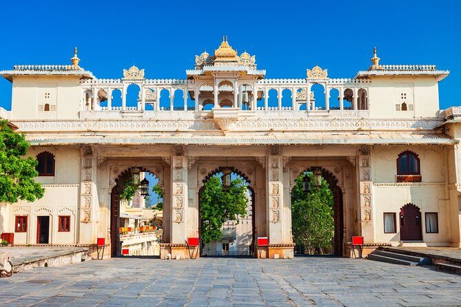 Heritage & Cultural Walk of Udaipur (2 Hours Guided Walking Tour) - The Jagat Shiromani Temple stop: marble torana and “small details that matter”