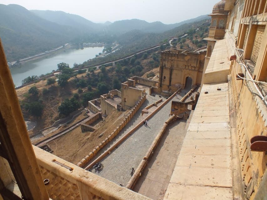 Highlights of Jaipur City on a Full Day Tour by Private Car - Lunch, markets, and Albert Hall Museum: the day’s human rhythm